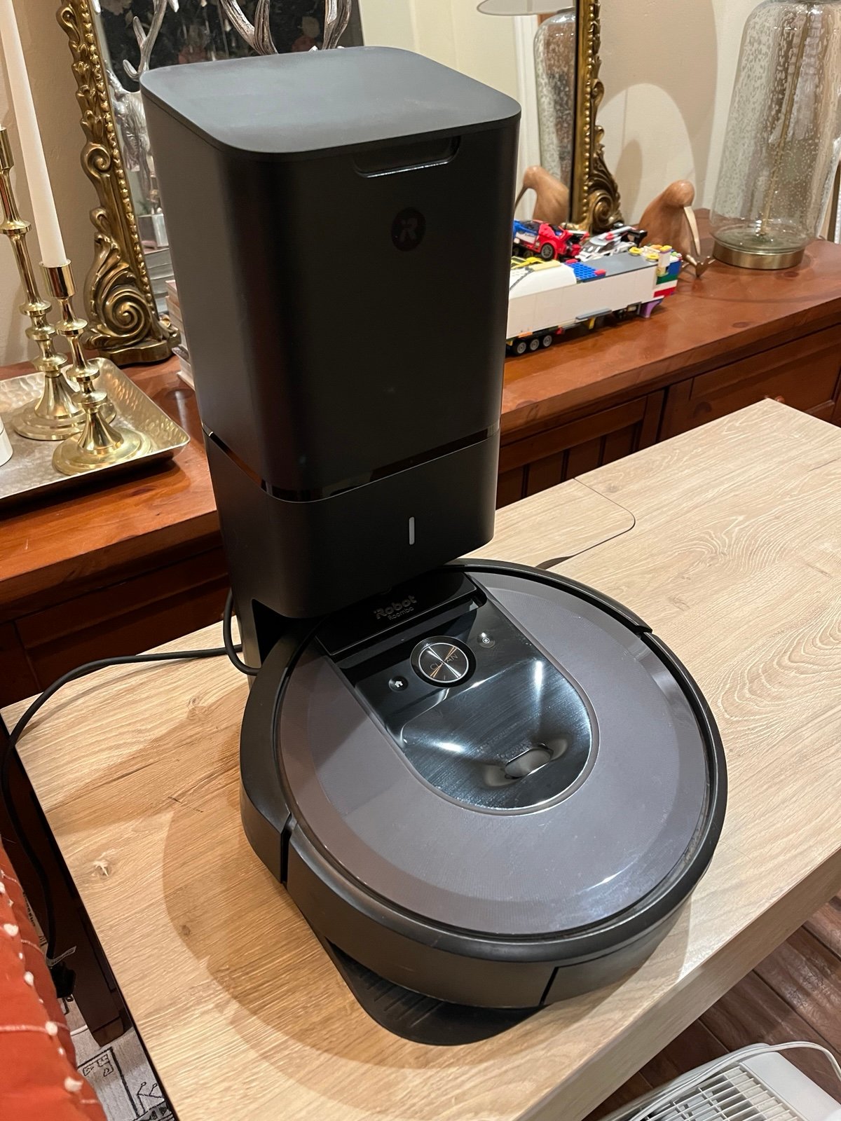 iRobot Roomba i7 with base