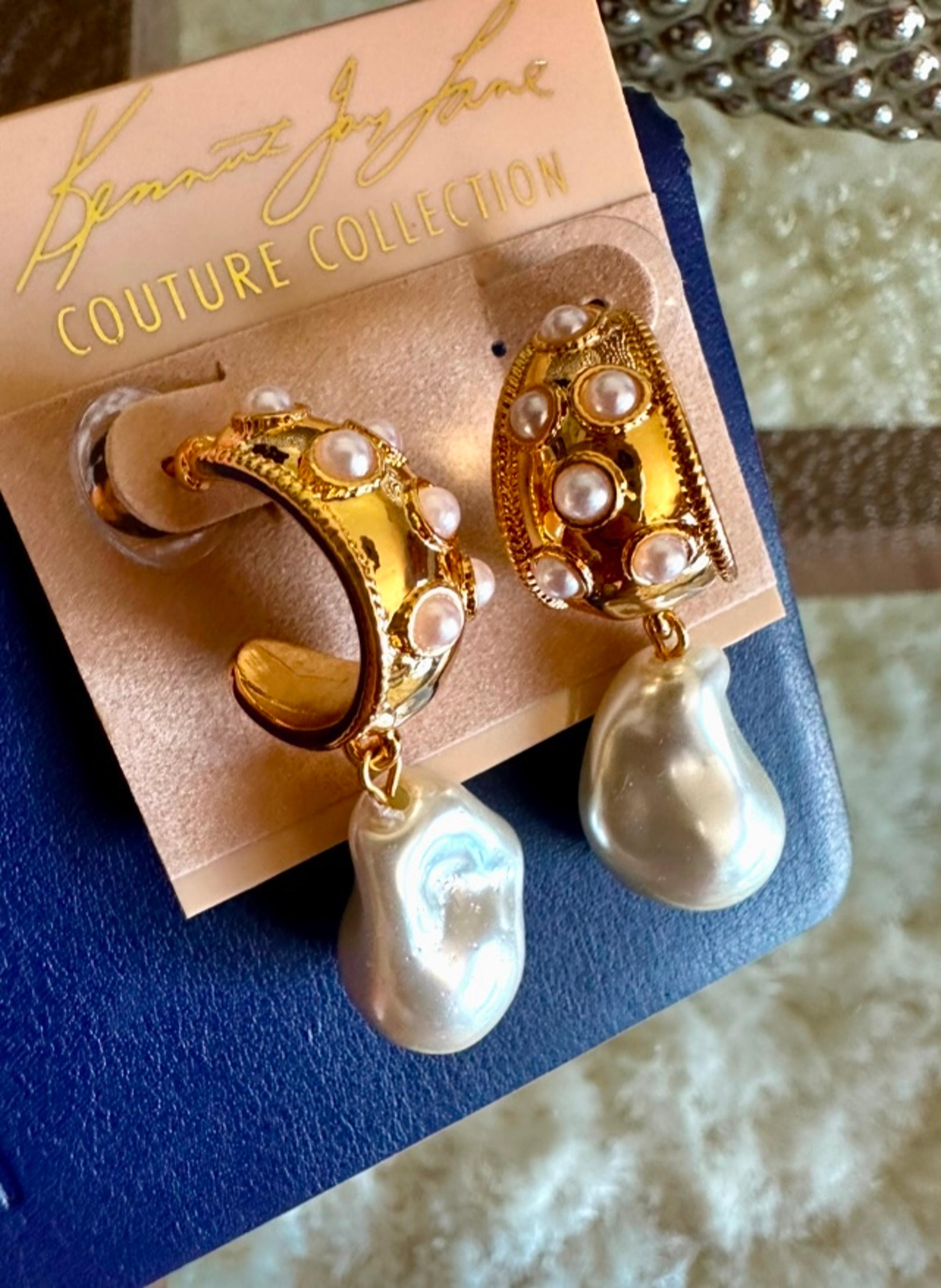 Kenneth Jay Lane Womens Gold Half Hoop Pearl Drop Earrings