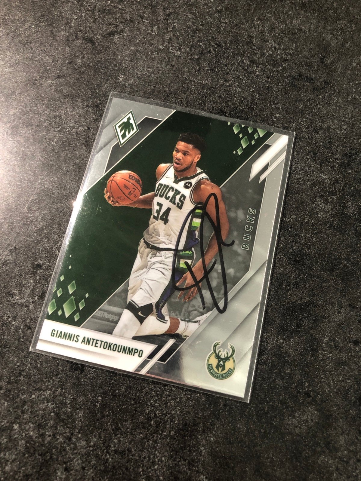 Giannis antetokounmpo autograph basketball card