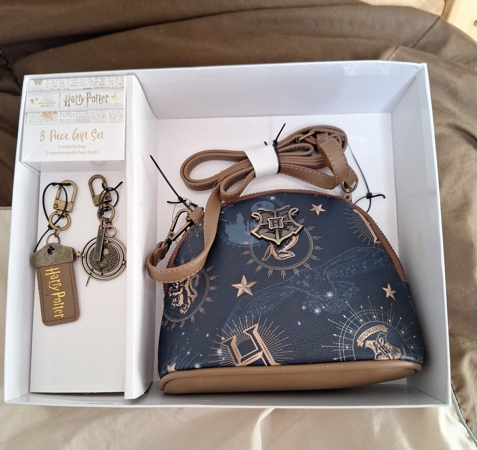 Harry Potter 3 piece Gift Set. Comes with two detachable purse charms.