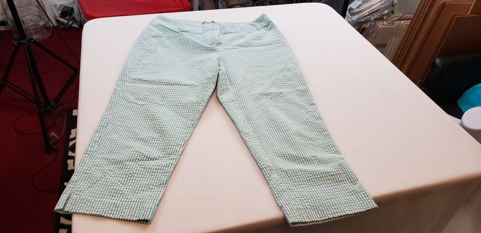 Ladies Juniors Pinned Stripped Seersucker Capri Pants (0)
