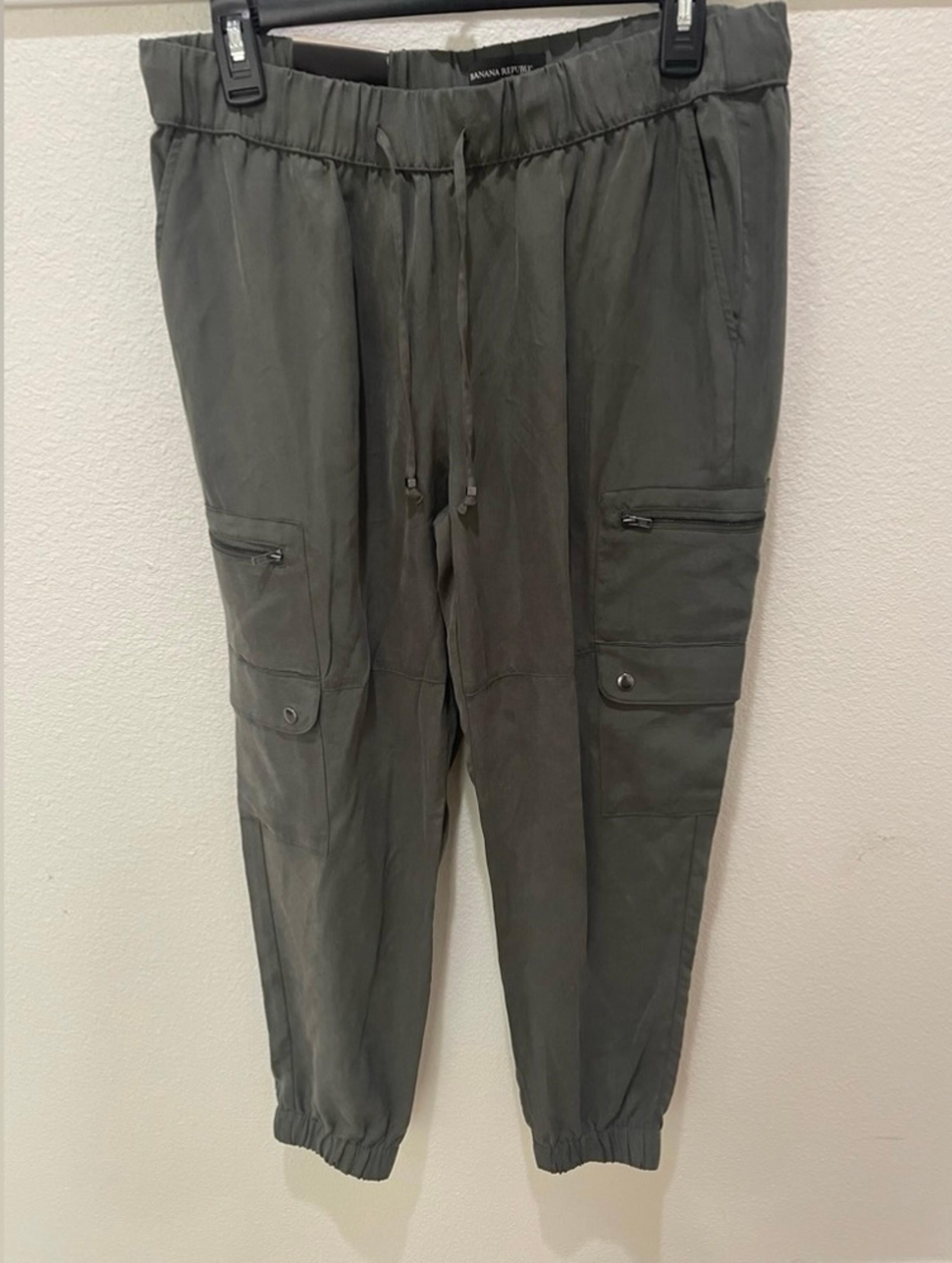 Banana Republic army green women’s soft cargo pants size medium New NWT