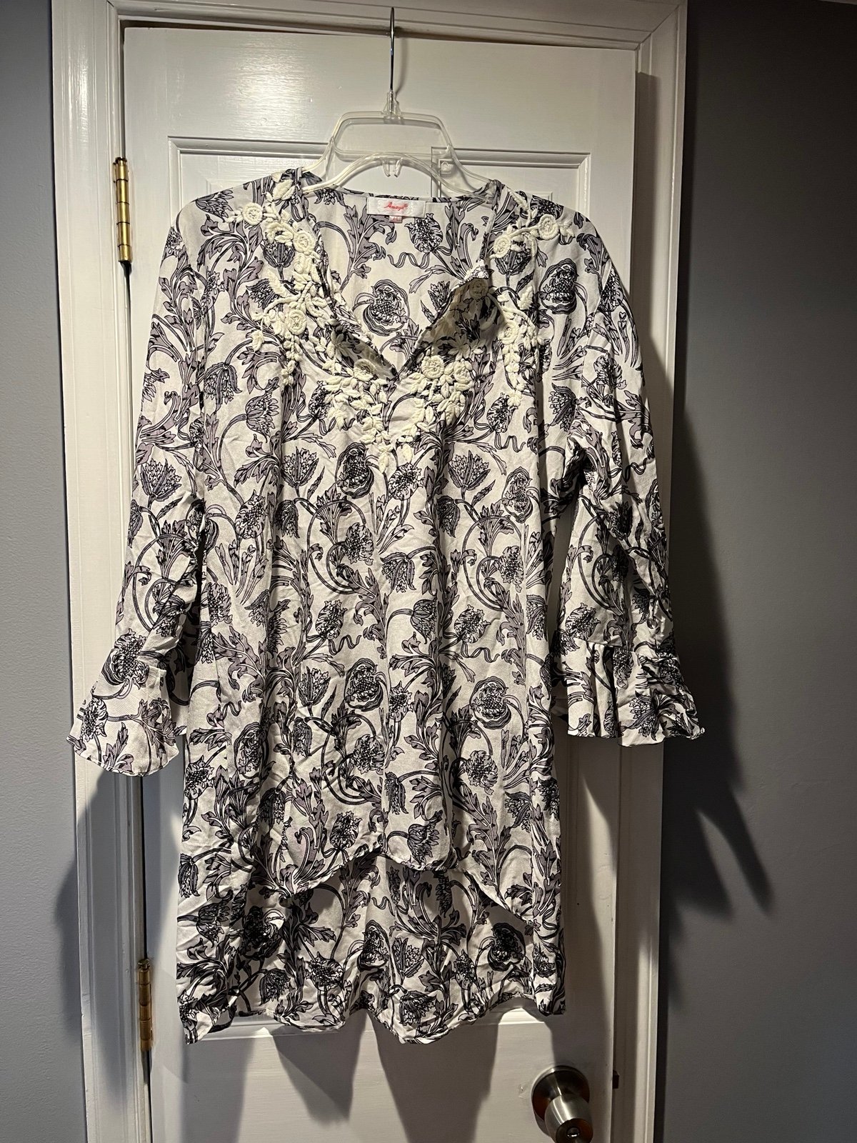 Women’s AMAYA Silk Grey Floral Tunic w/Embroidery Sz L