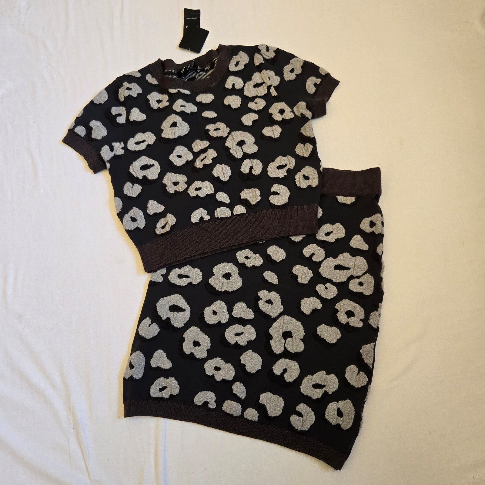 Bebe snow leopard jaquard nwt knit top tee and euc knit wiggle skirt gray sz XS