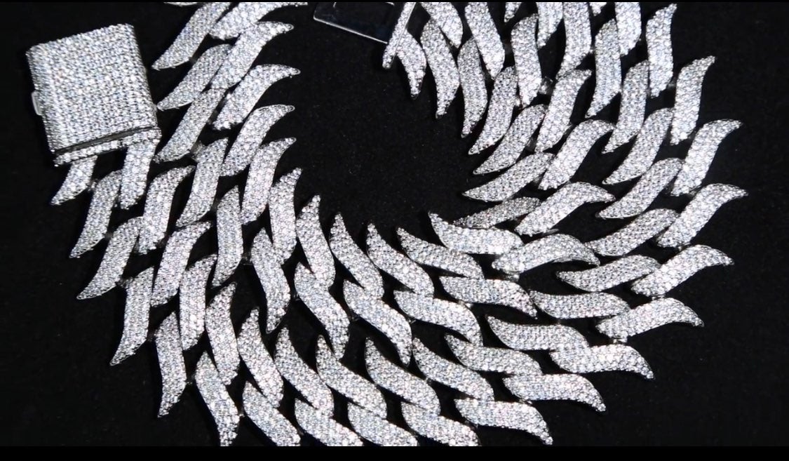 New silver spiked cuban chain 30mm 18