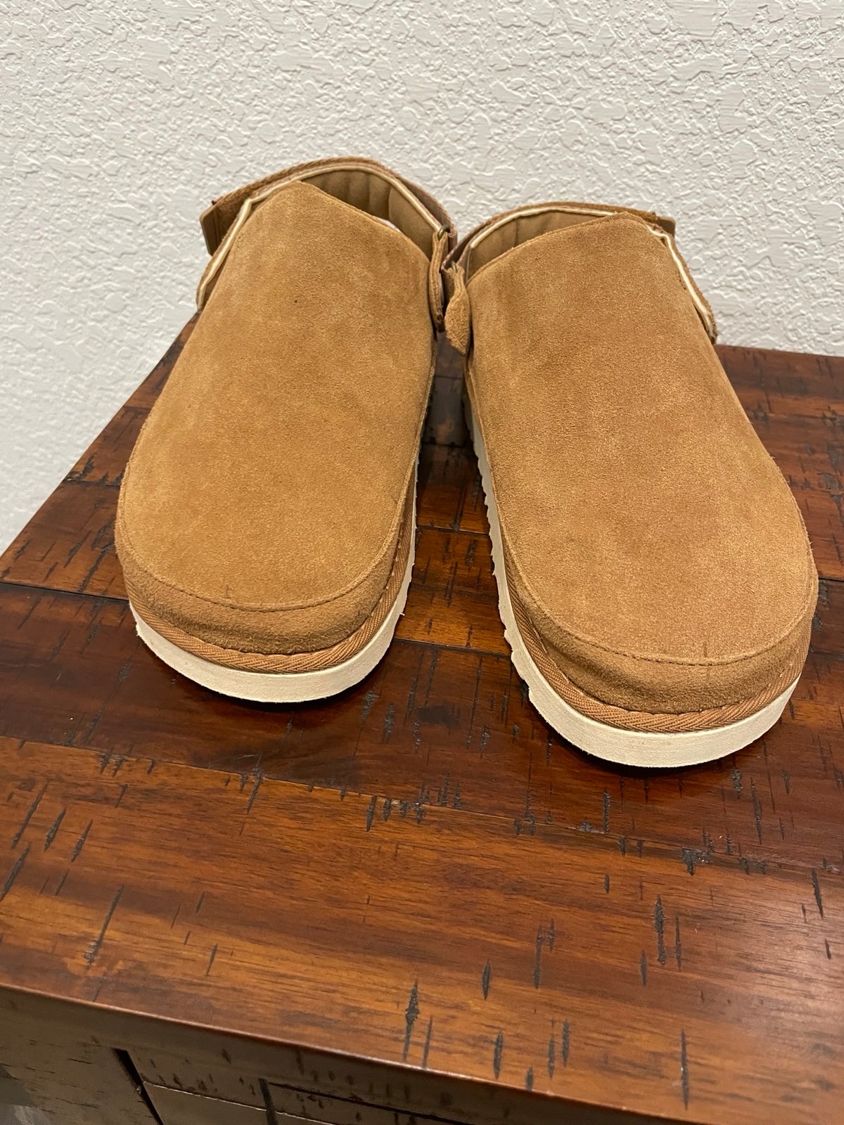 UGG Goldenstar clogs size 7