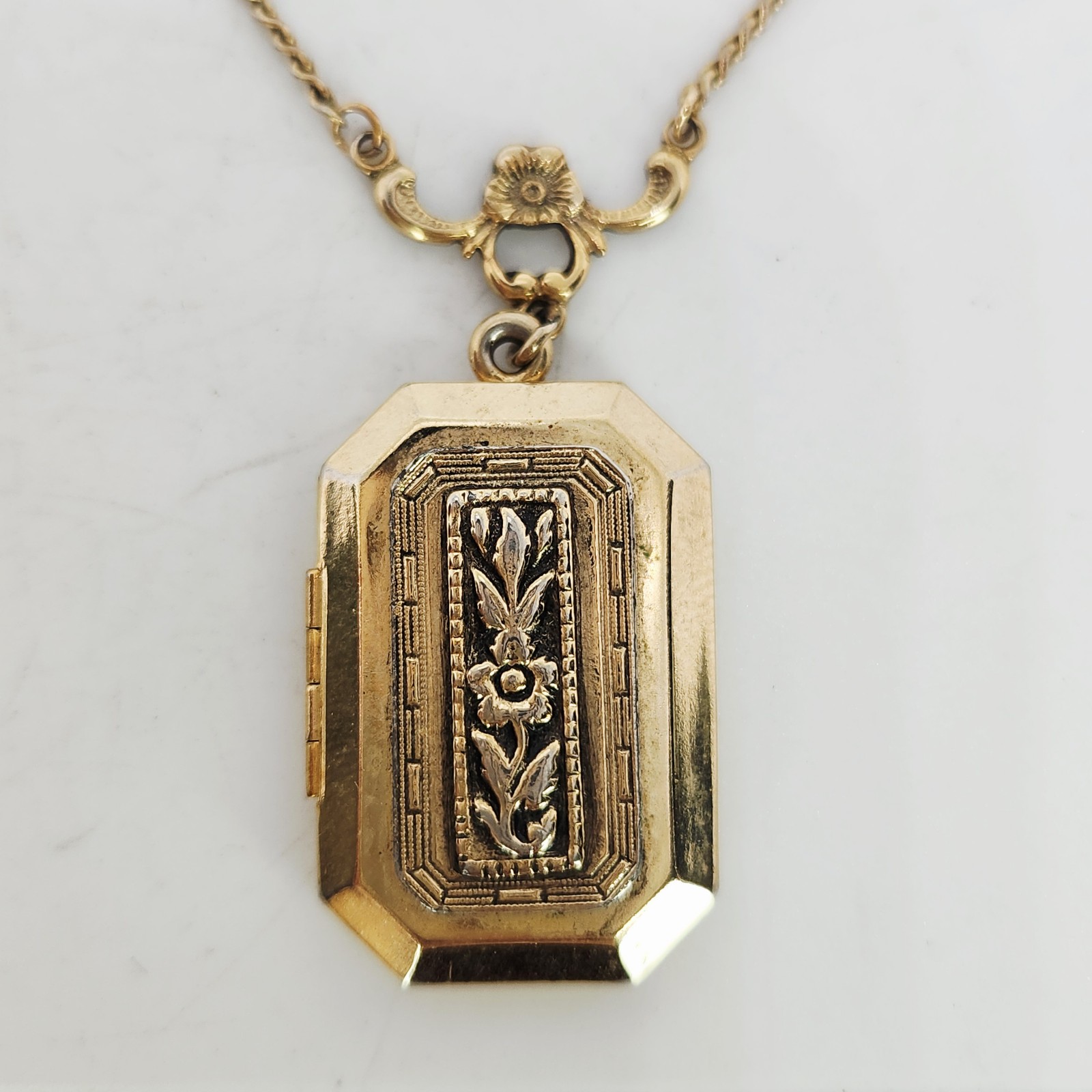 Vtg 1928 Victorian Style Gold Tone Etched Rectangle Photo Locket Necklace 30"