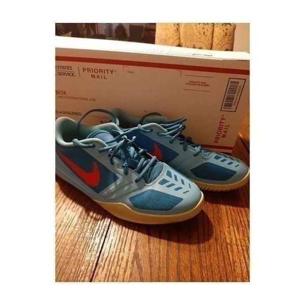 Size 7Y (Men's 7 Women's 8.5) Nike Kobe Bryant Mentality Clearwater Sneakers