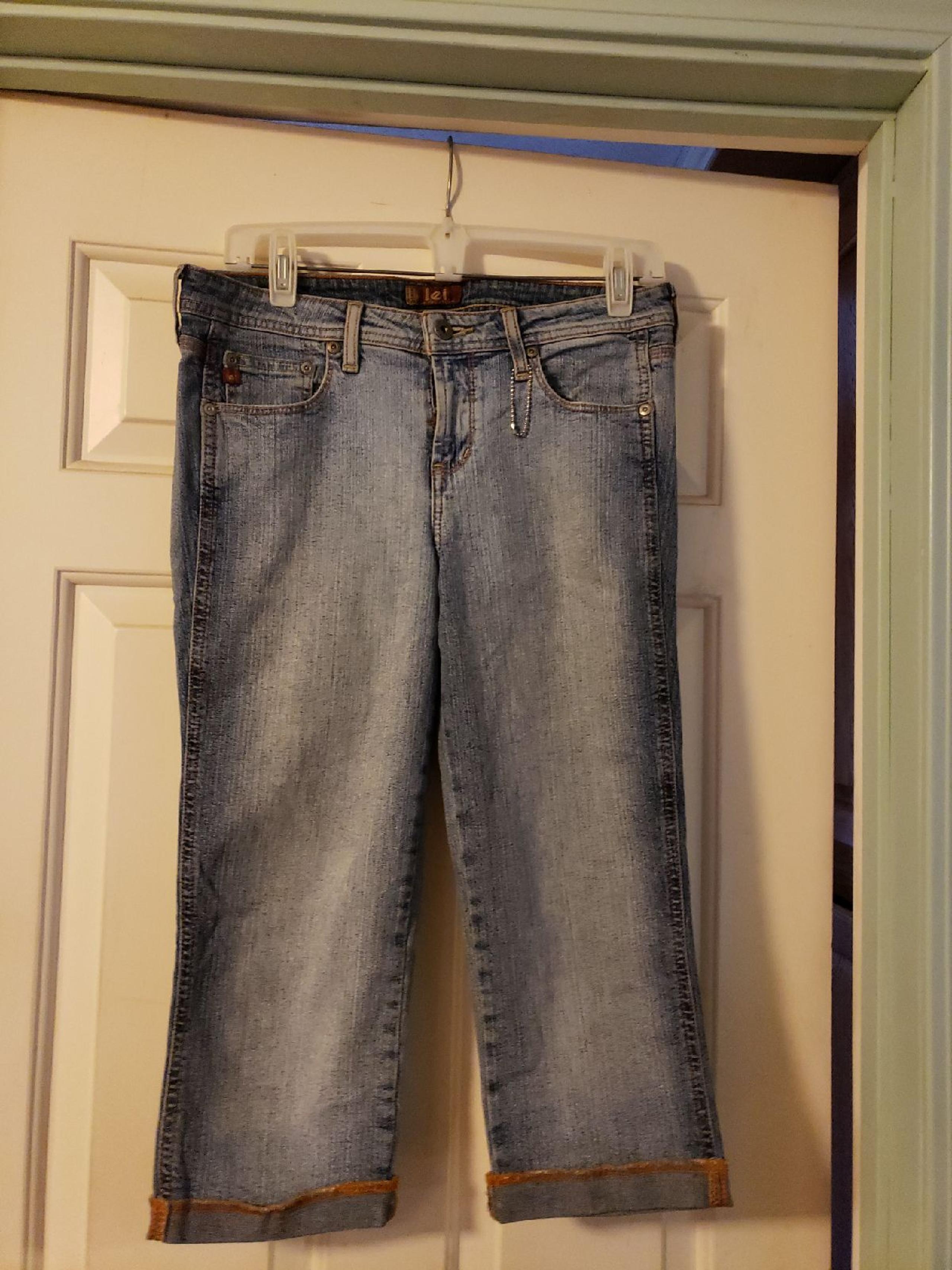 Lei 3/4 Medium Wash Capri Jeans Size 9