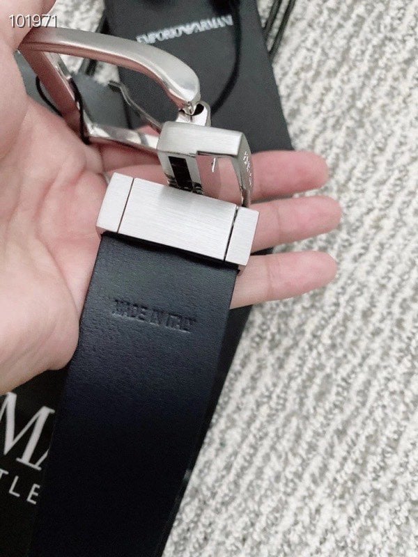 Reversible leather belt with boarded finish