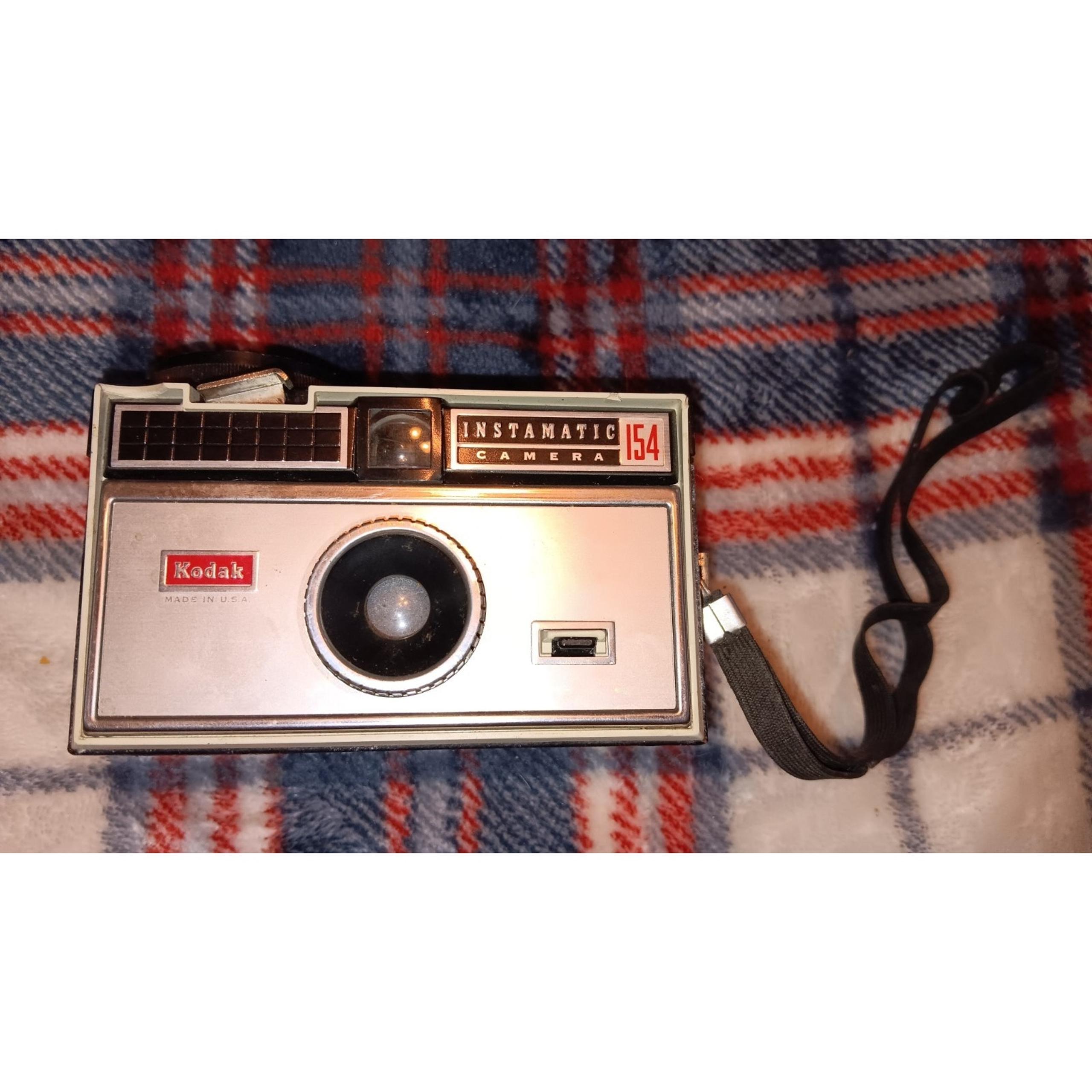 Vintage 1960s Kodak Instamatic 104 Film Camera w/ Wrist Strap. For Parts/As Is