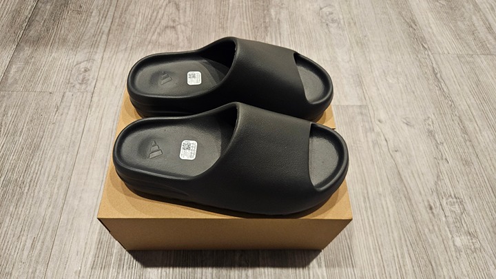 Adidas Yeezy slides Onyx Men Size 12 - 100% Authentic