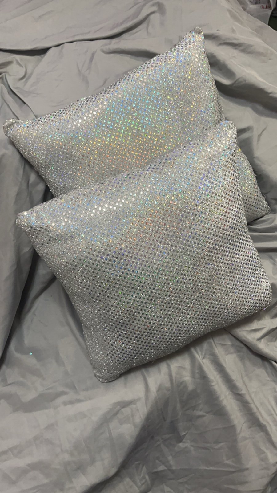 2 Throw pillows