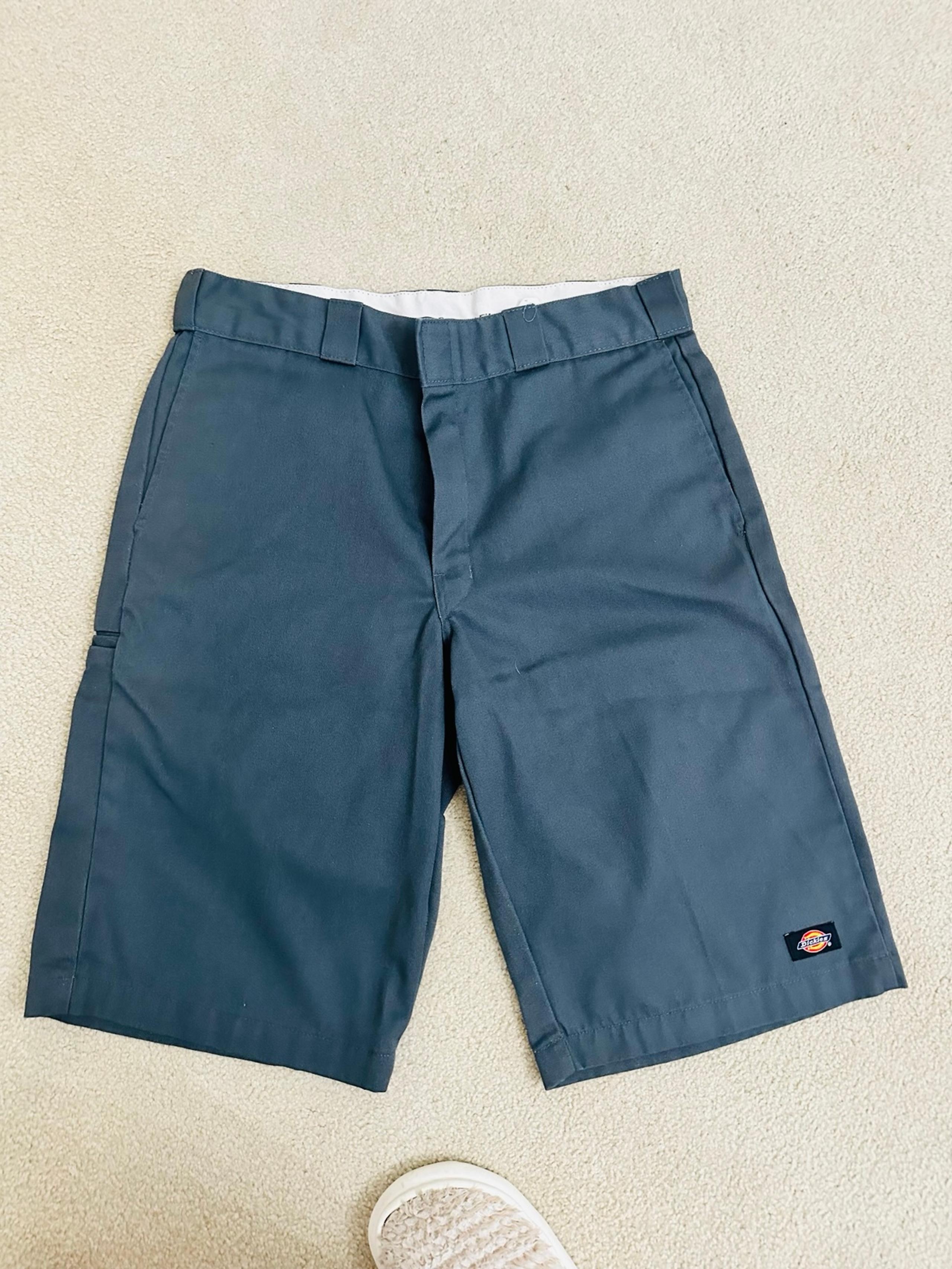 Men’s Gray Dickie’s shorts size 34 (261)