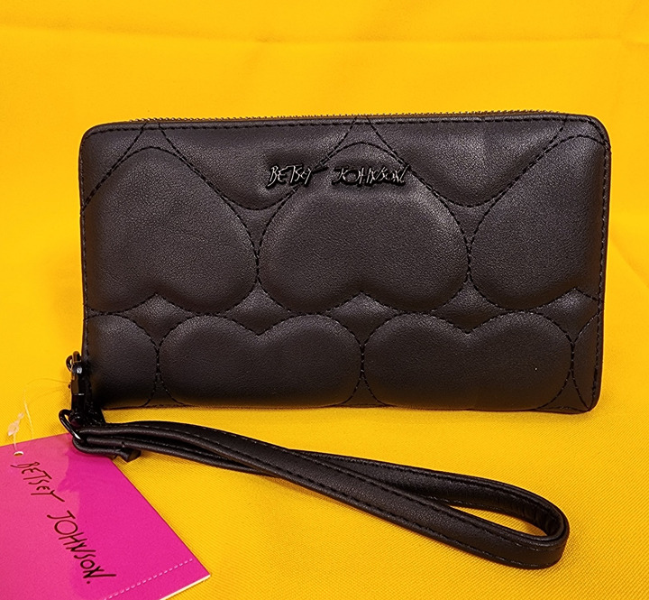 Betsey Johnson Black Quilted Heart Love Wallet Wristlet Zip Around NEW