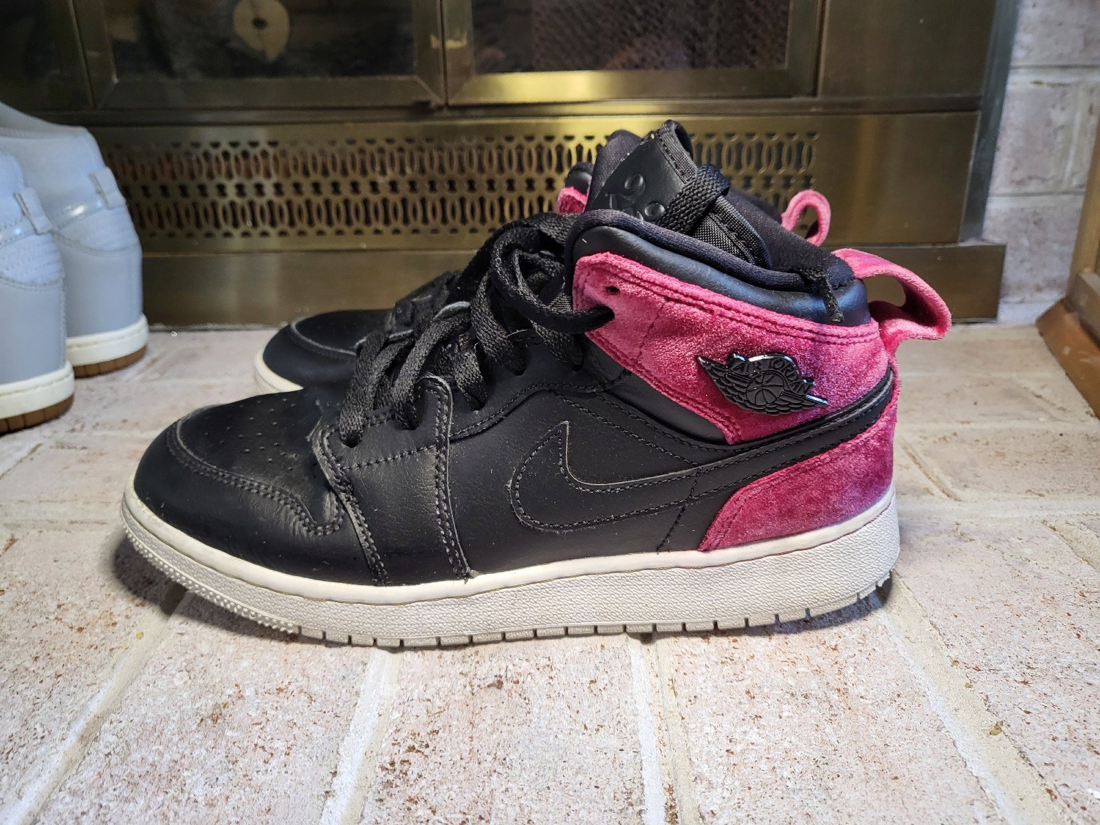 Jordan 1 Mid Bow Black Noble Red (GS)