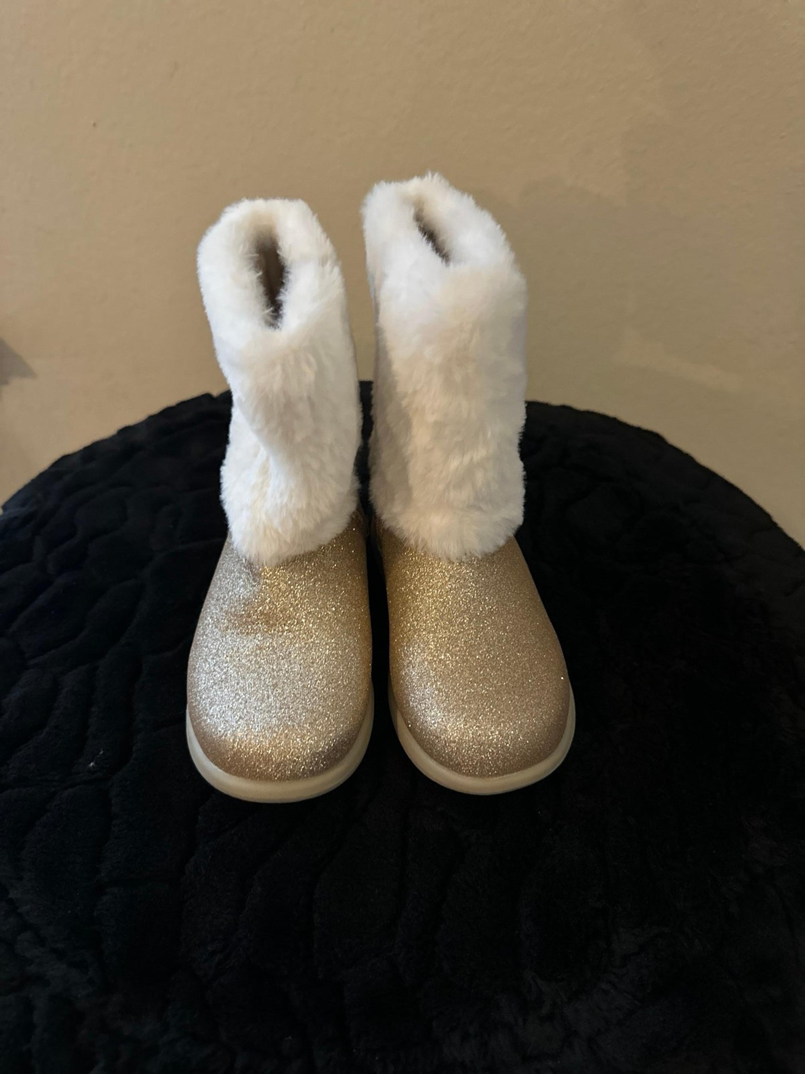 Girls’ Gold Glitter Boots with White Faux Fur Lining (size 9)