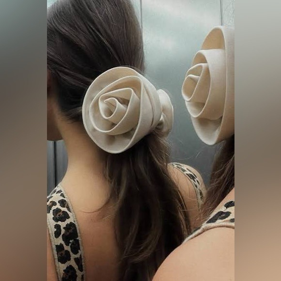NWT. Zara Ecru Double Flower Elastic Scrunchie.