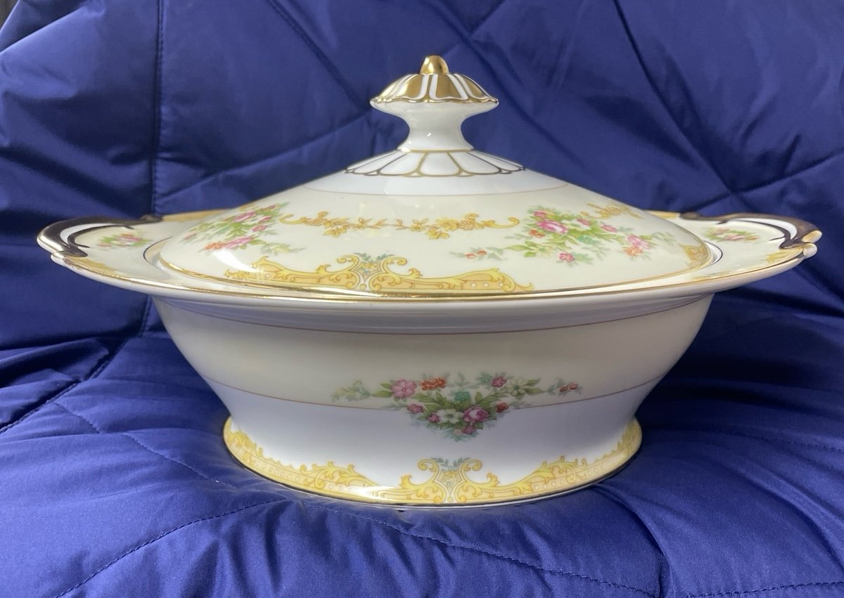 Noritake bone China vegetable bowl made in Japan. Beautiful condition. Vintage.