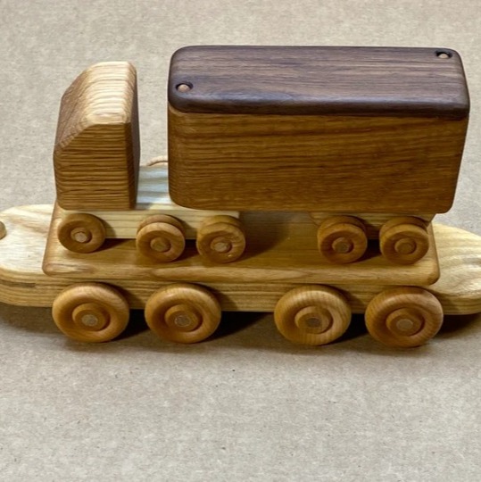 Railroad Car w/ Hardwood 18 Wheeler