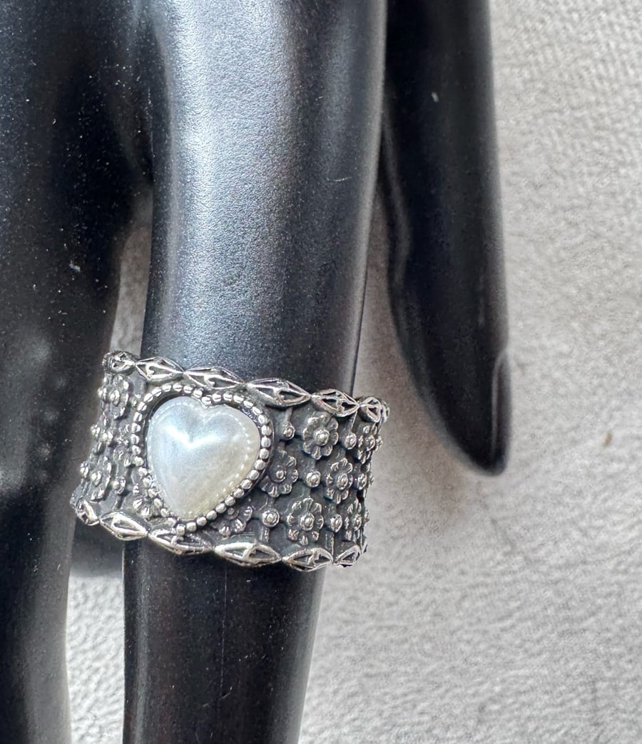 Pearl heart wide ring