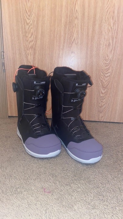 Snowboard boots