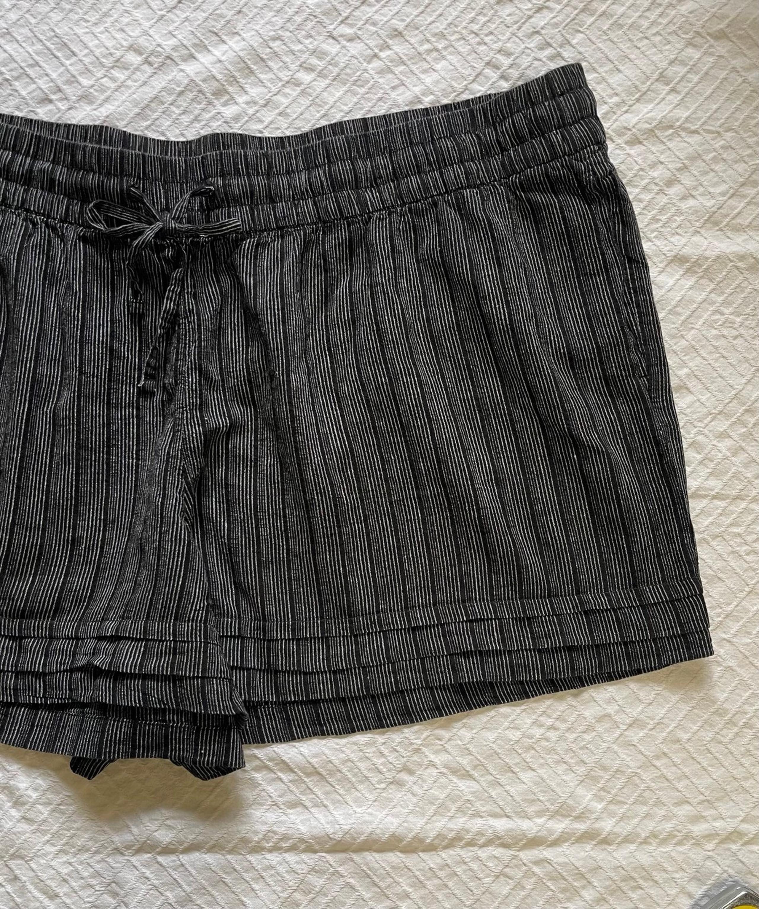Terra & Sky Shorts Black Pinstripe Elastic Waist Women’s 3X (24W-26W)