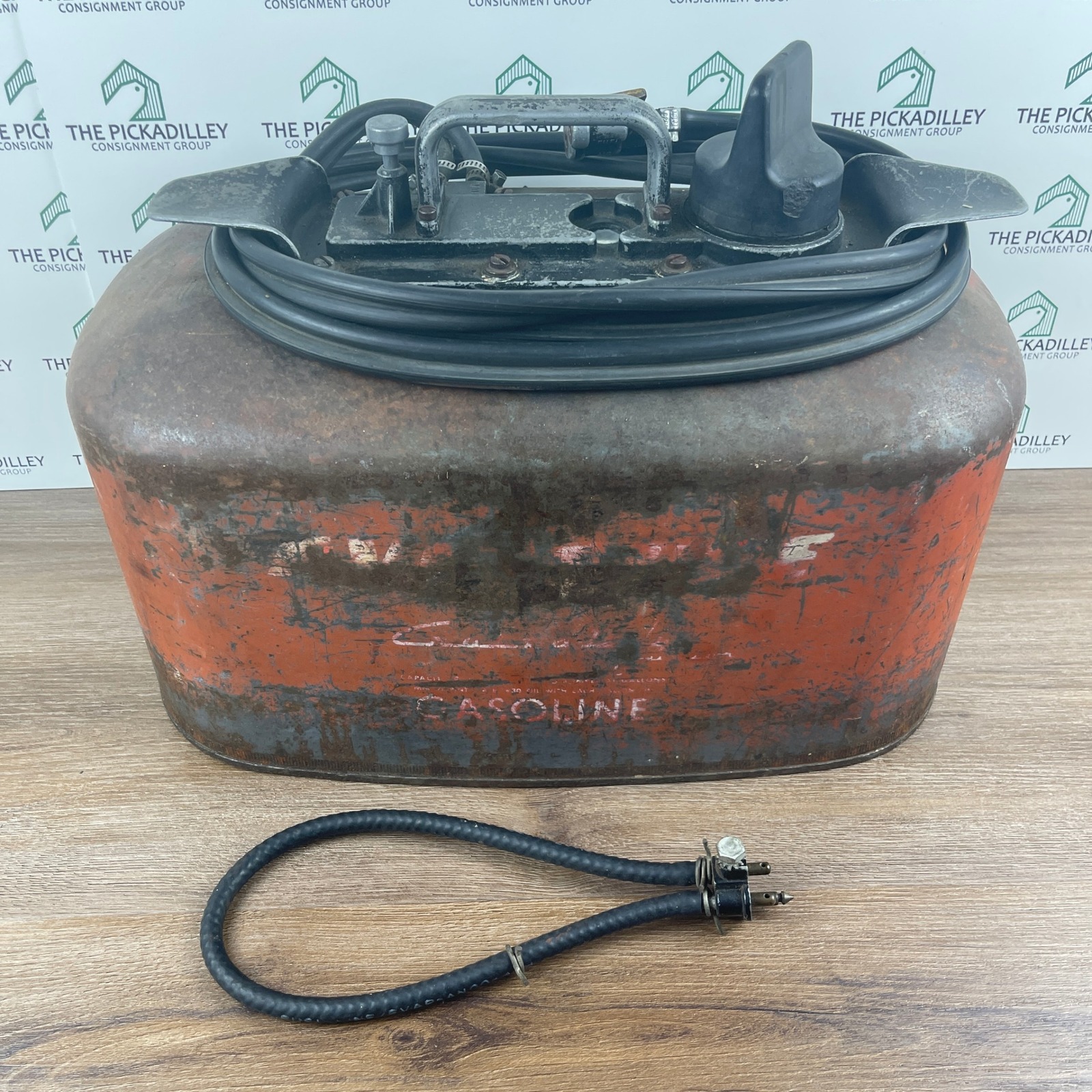 VTG Evinrude Two-Line Pressure 6 Gallon Gas Tank with Hose and Connector Fitting