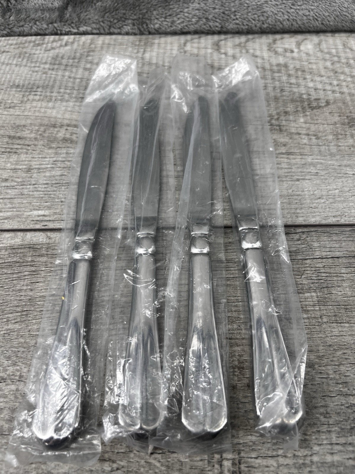 Mikasa French Countryside 18/10 Stainless Steel Dinner Knives (Set of Four)