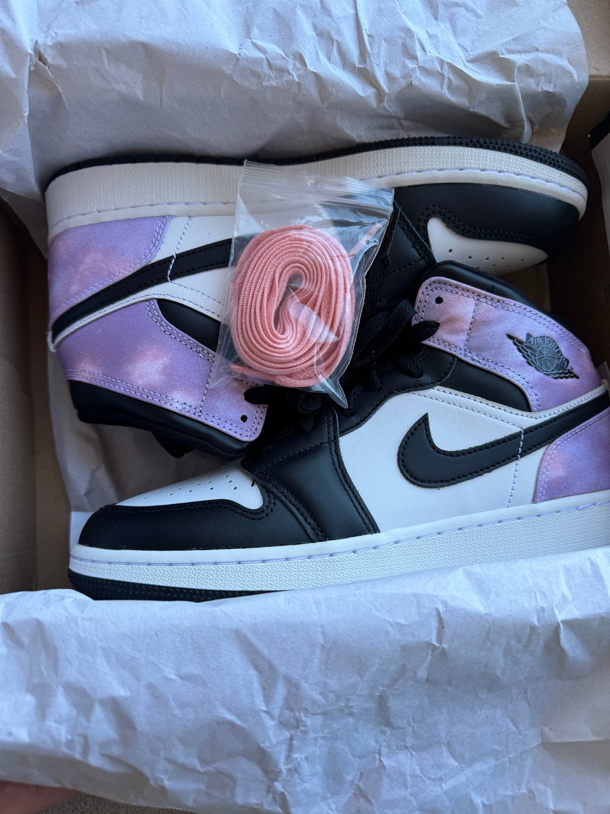 Youth 5.5 women’s 7 AIR JORDAN 1 MID SE (GS) BLACK/BLEACHED CORAL-WHITE 5.5