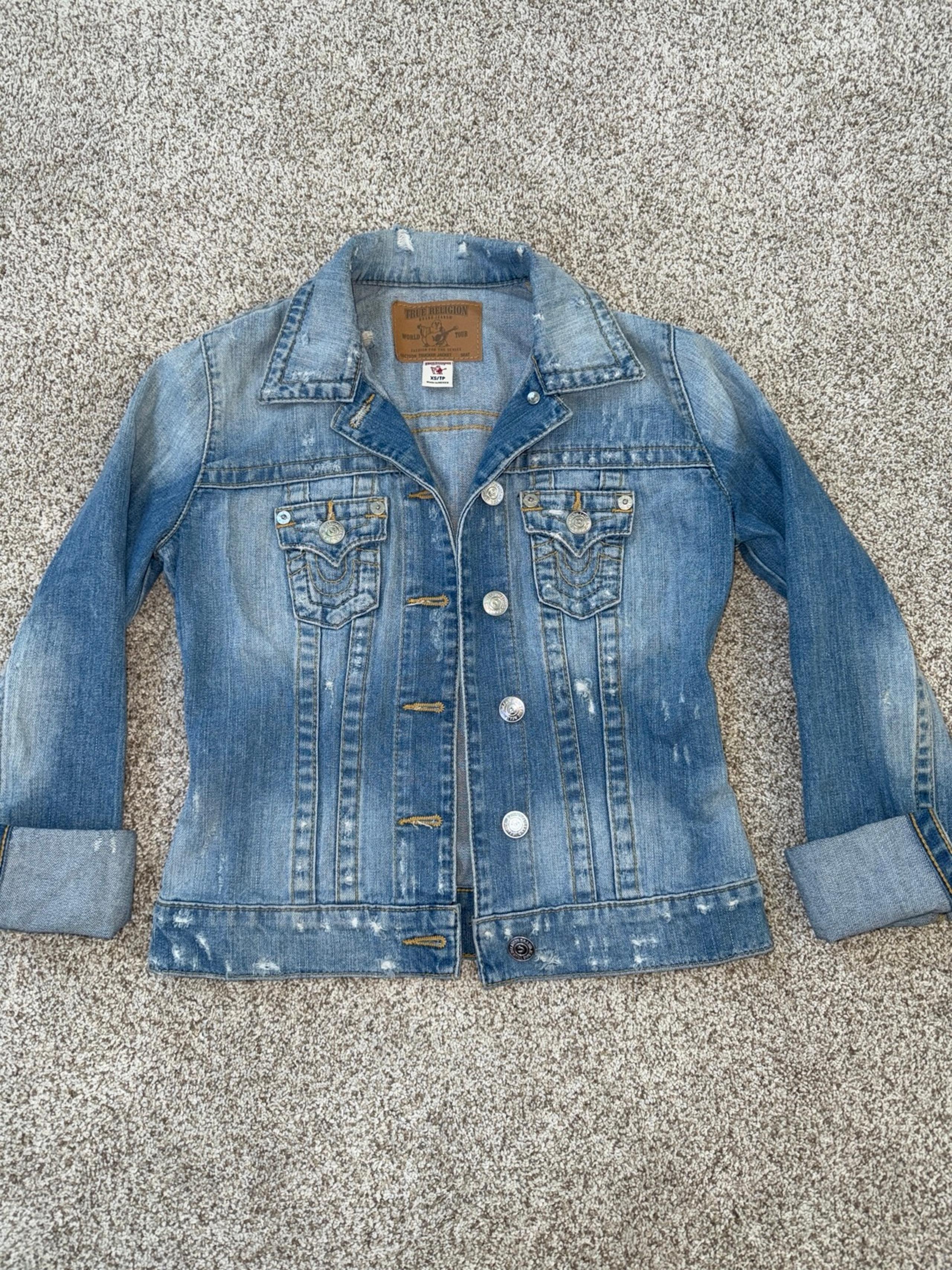 NWOT True Religion Women’s Distressed Blue Denim Trucker Jacket Sz XS NEW