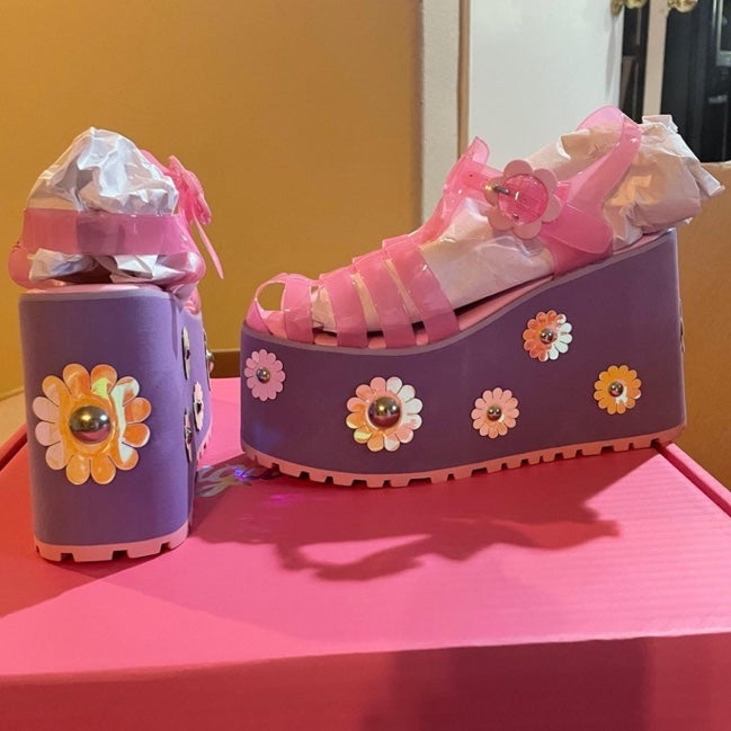 Women’s Daisies Sandals Platforms