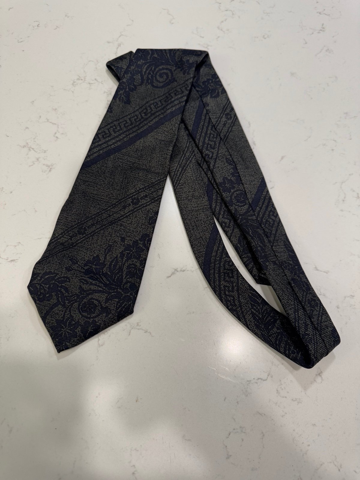 Vintage Versace Classic tie, in 100% silk, in blue and red geometric pattern.