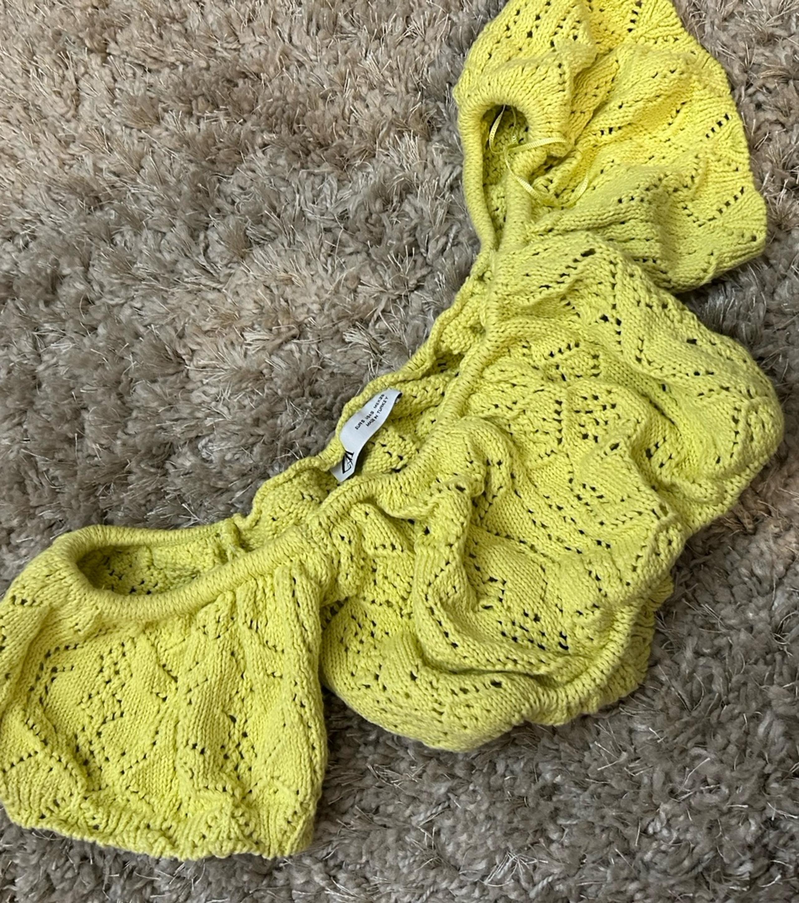 Size small yellow/green Zara top