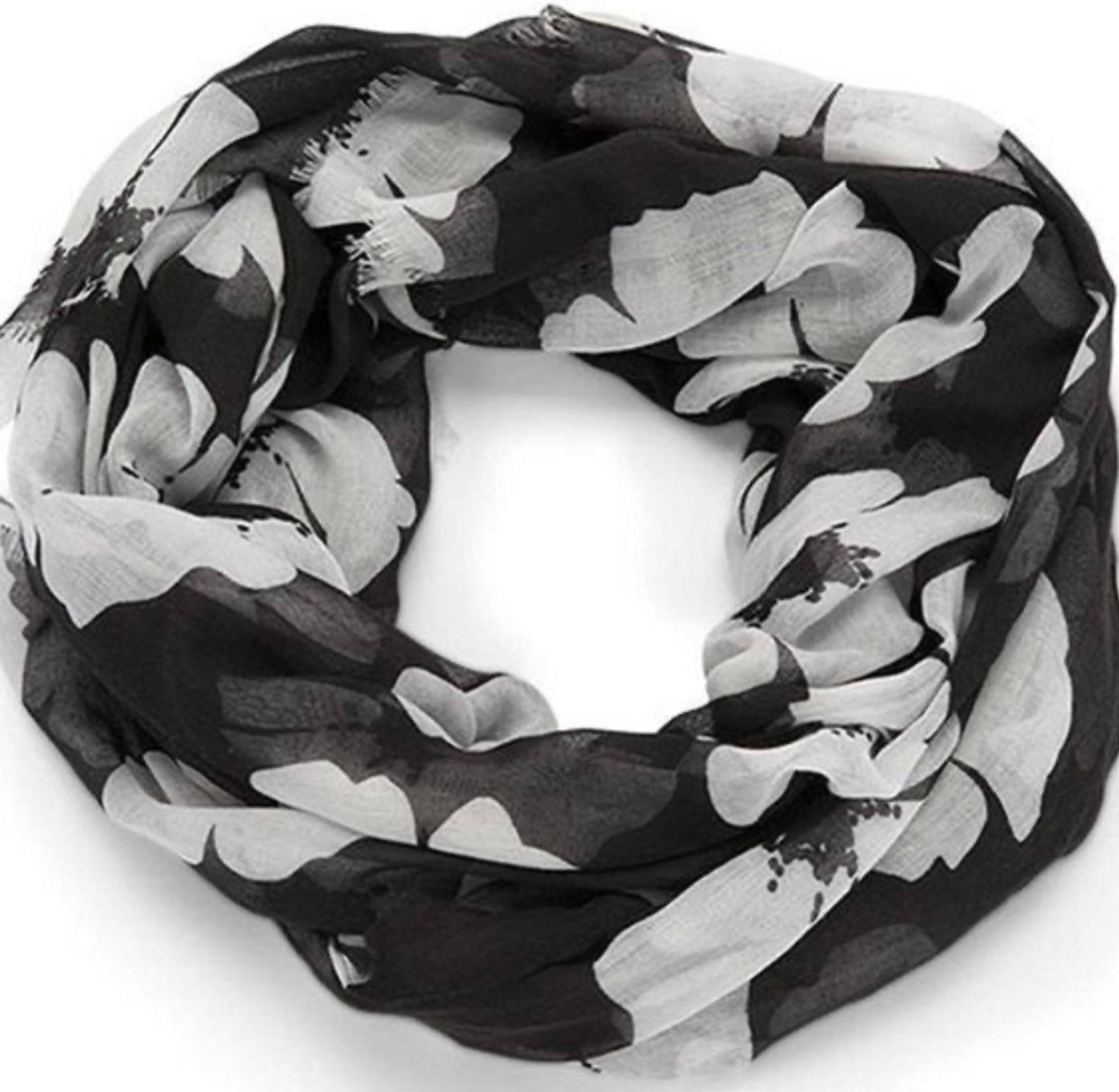 NWT Thirty-one Avenue Scarf