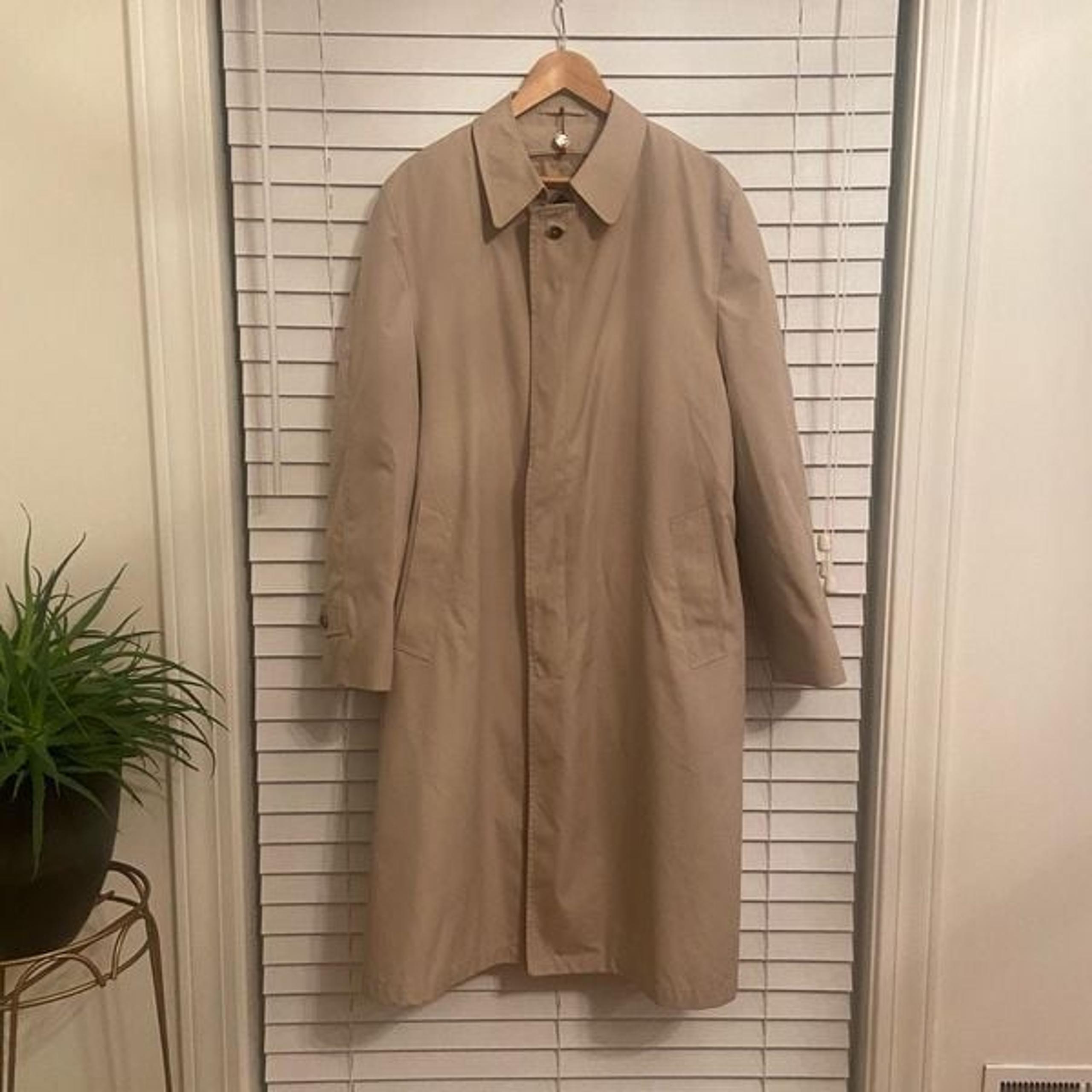 christian dior mens trench coat
tan size 44L great condition