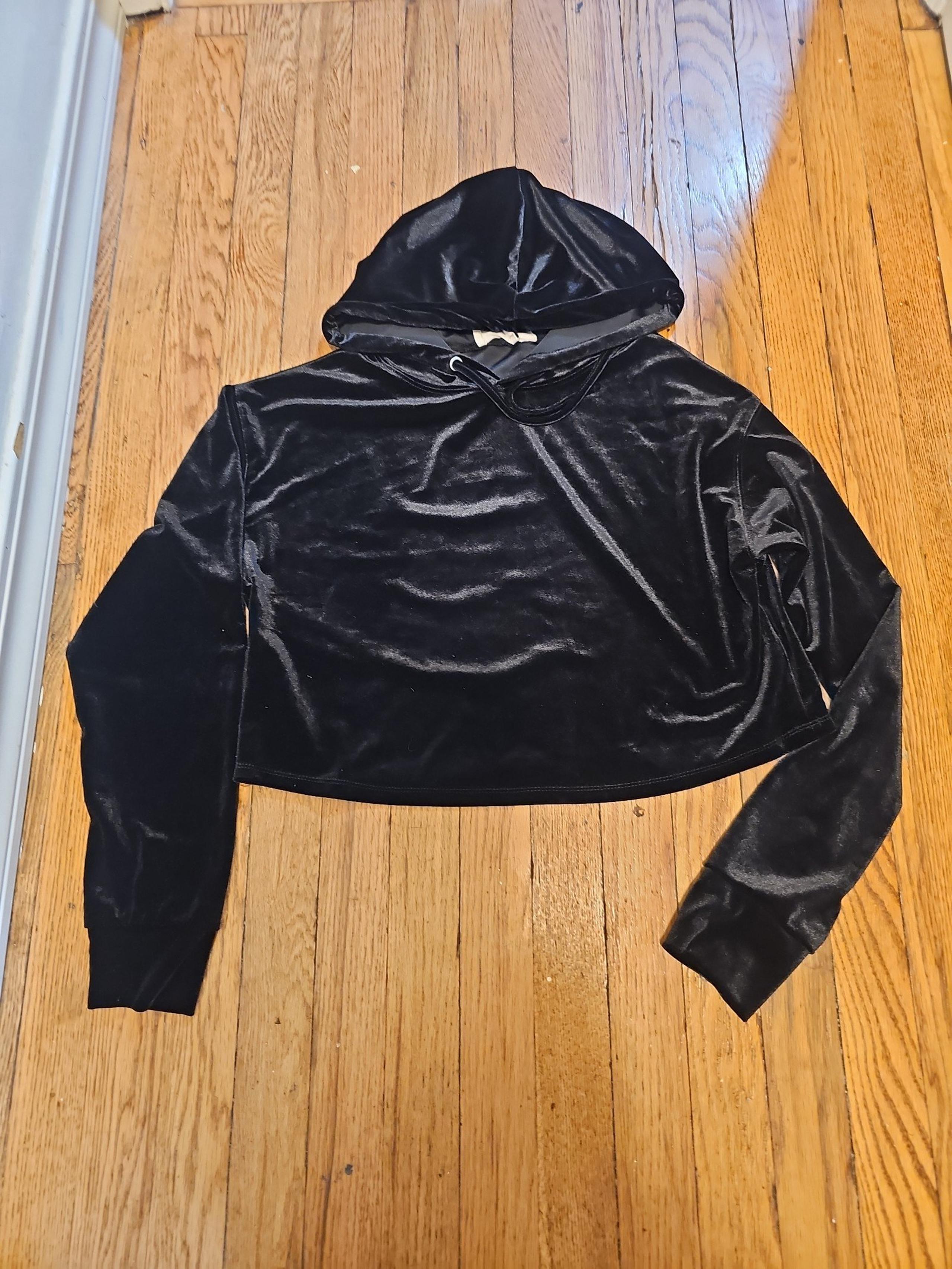 Black velvet cropped hoodie, y2k vibes