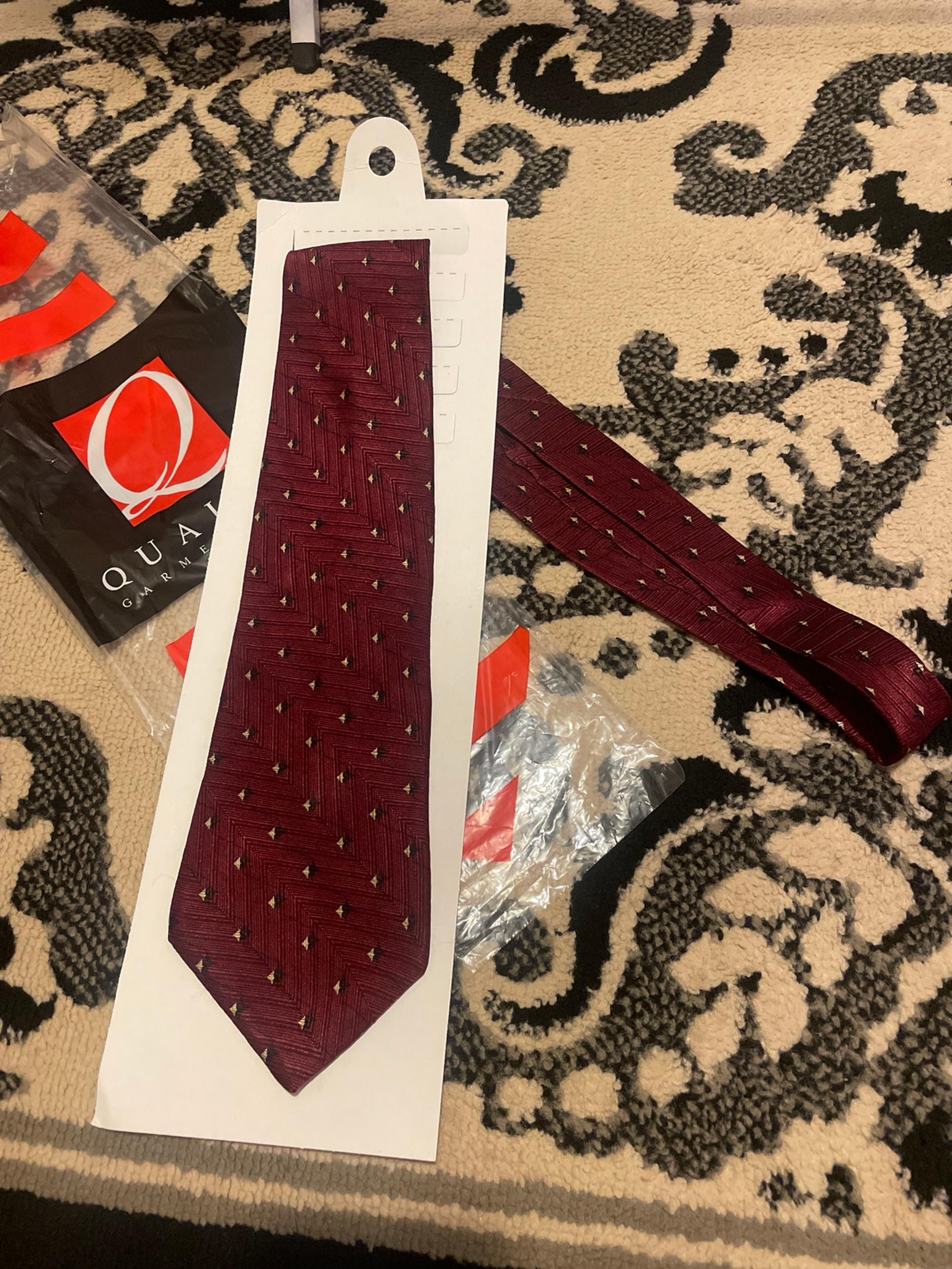 Neo Bill Blass Neck Tie maroon and black design silk mens ties