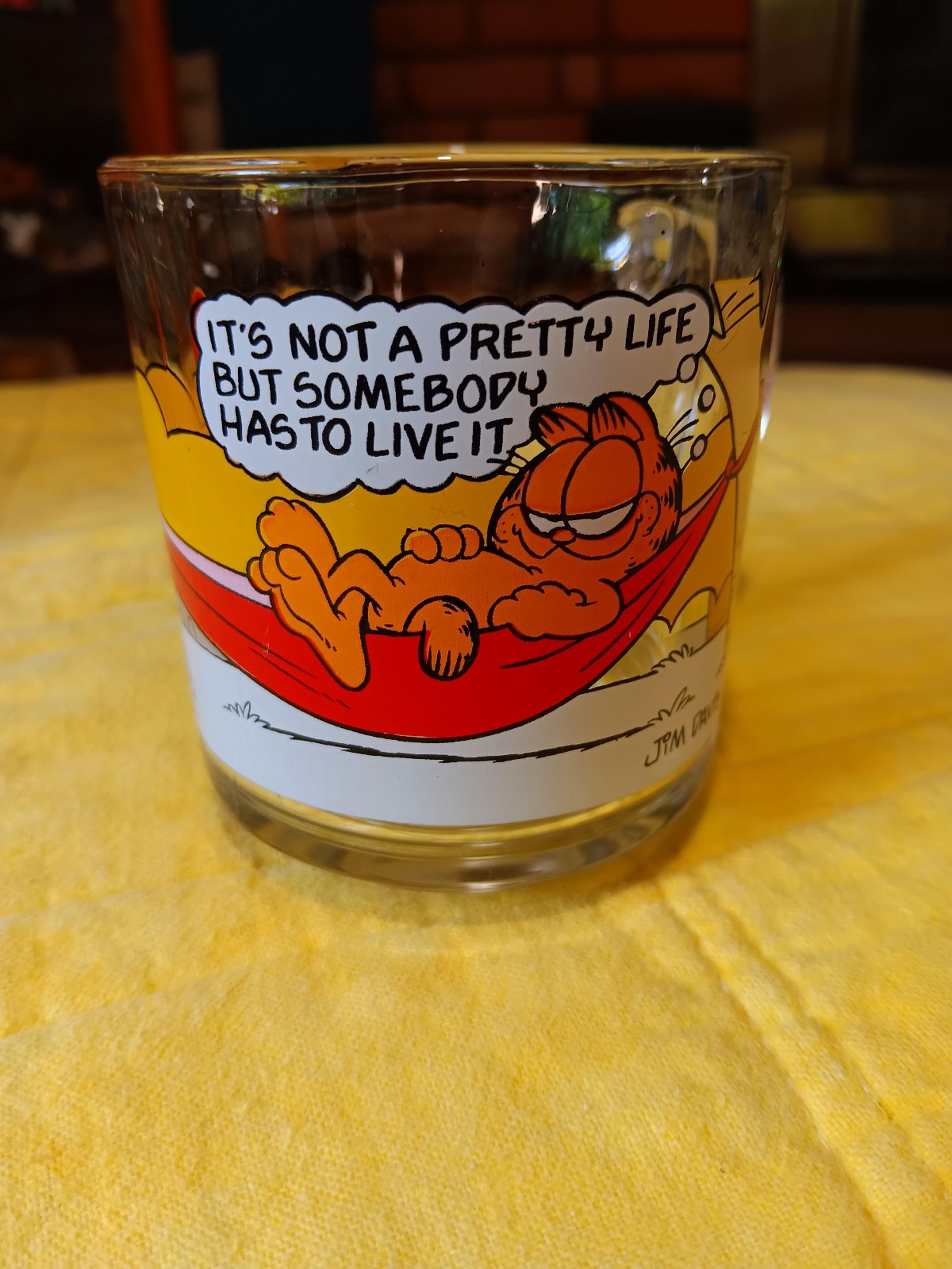 VINTAGE Garfield Characters Glass Mug IT'S NOT A PRETTY LIFE BUT SOMEBODY HAS TO