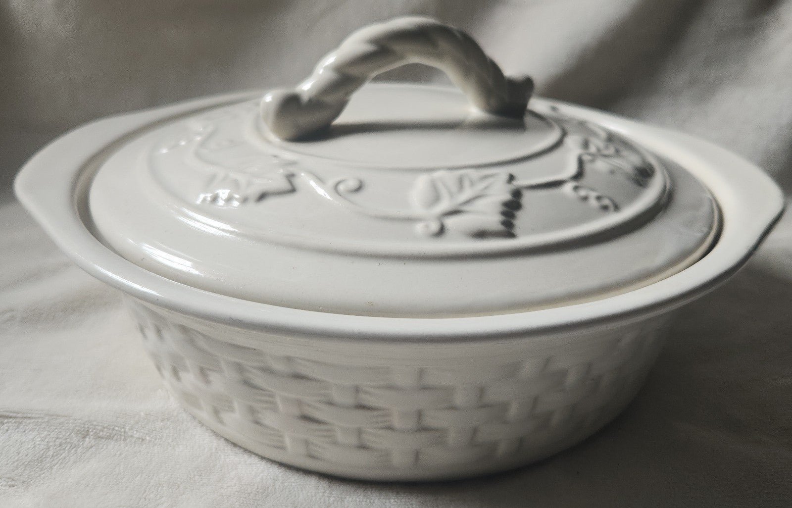 Celebring Home Stoneware Collection Basket Weave Ivory Covered Casserole Dish
