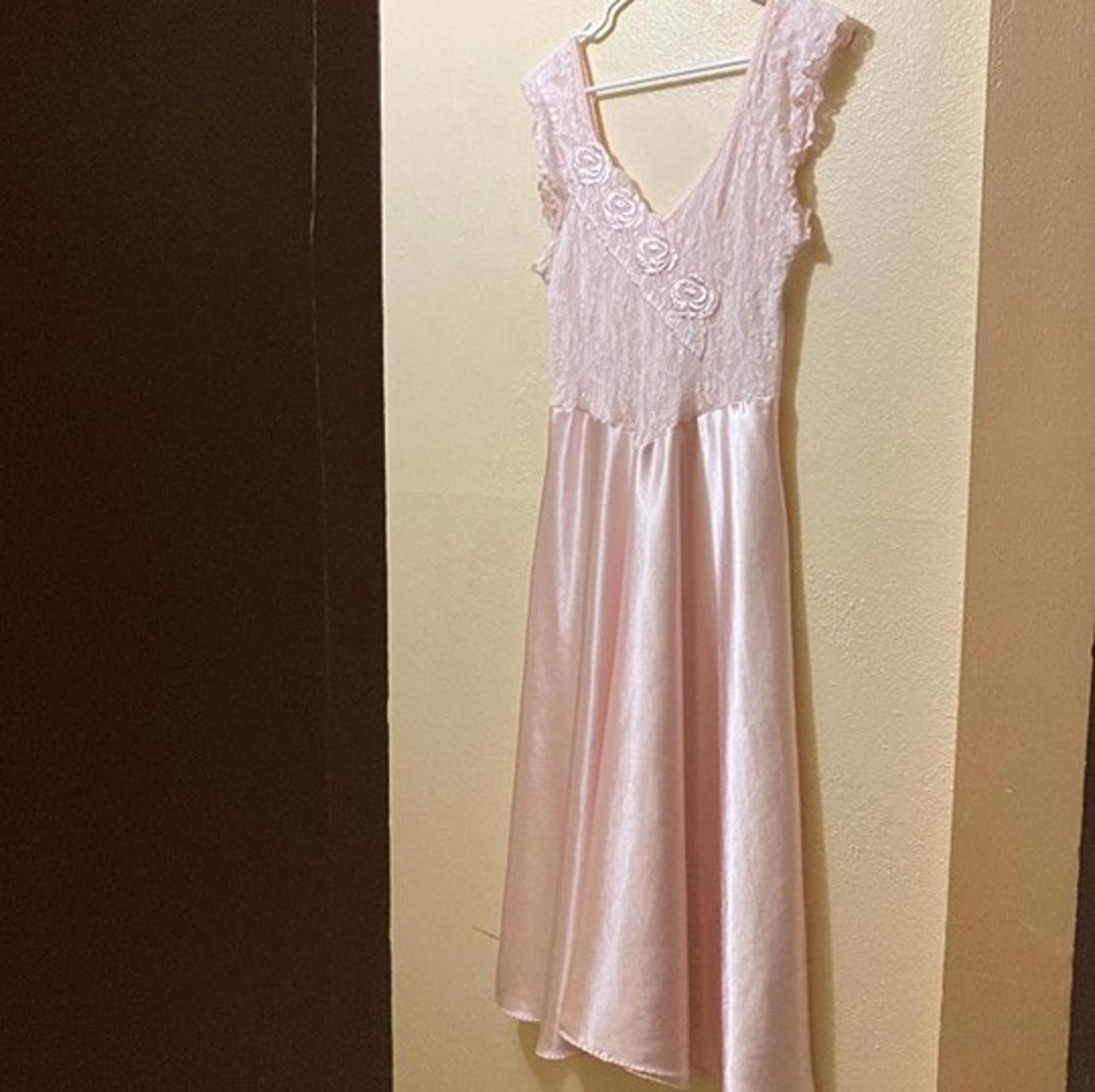 Vintage Cinema Exoile Womens Light Pink Semi Sheer Satin Maxi Nightgown Size S/M