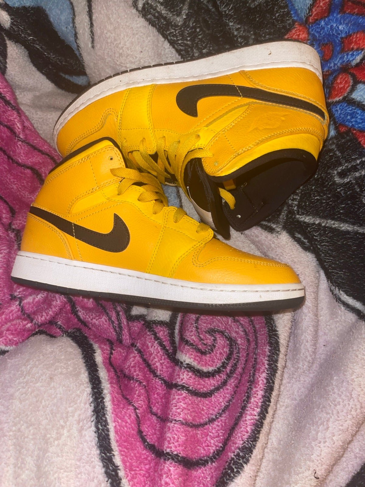 Jordan 1 mid university gold