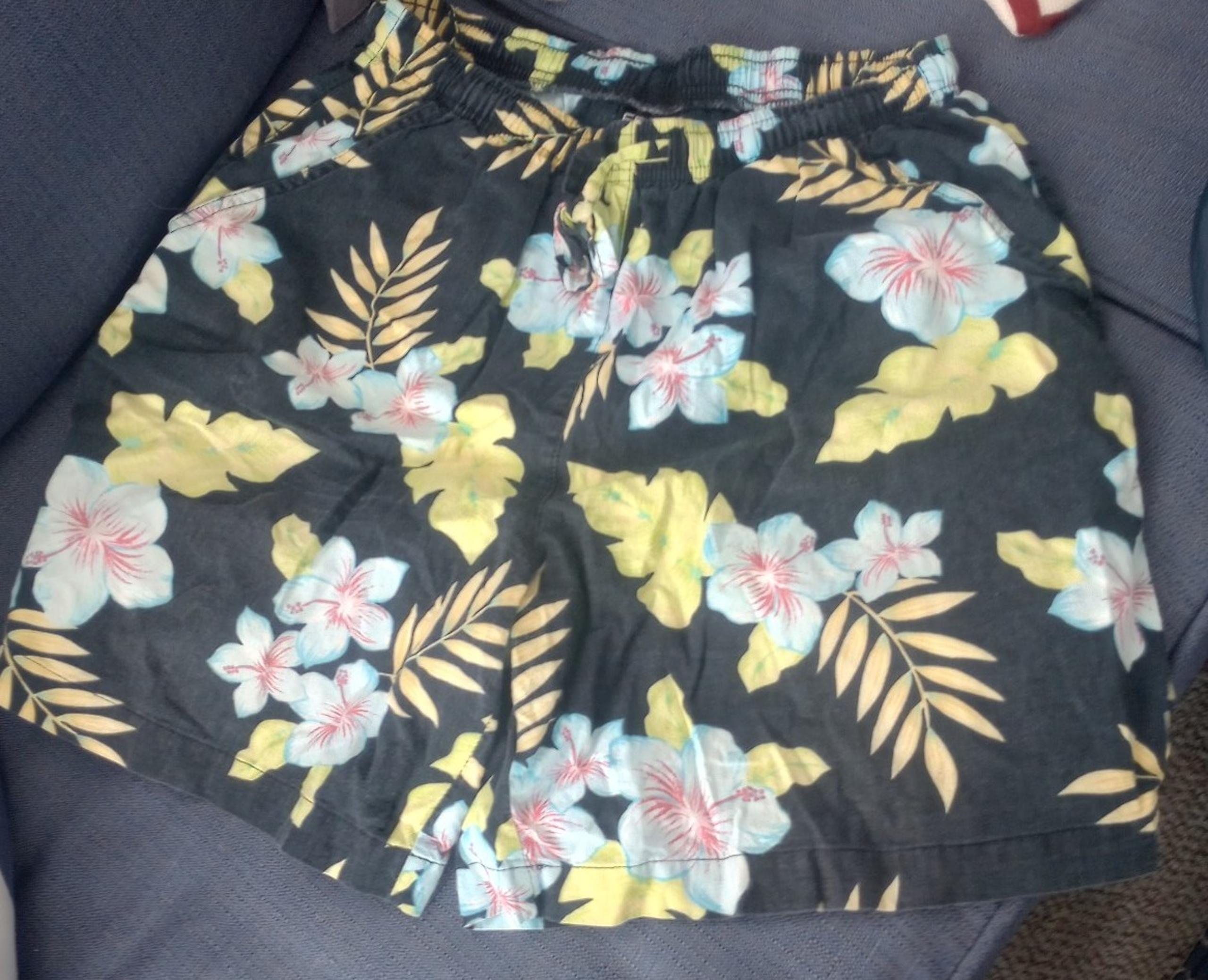 Erika vtg floral tropical shorts