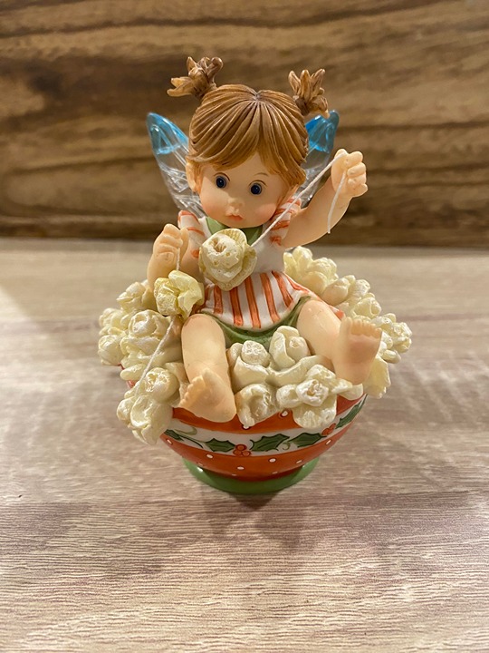 My Little Kitchen Fairies Stringing Popcorn Fairie 2006 Enesco