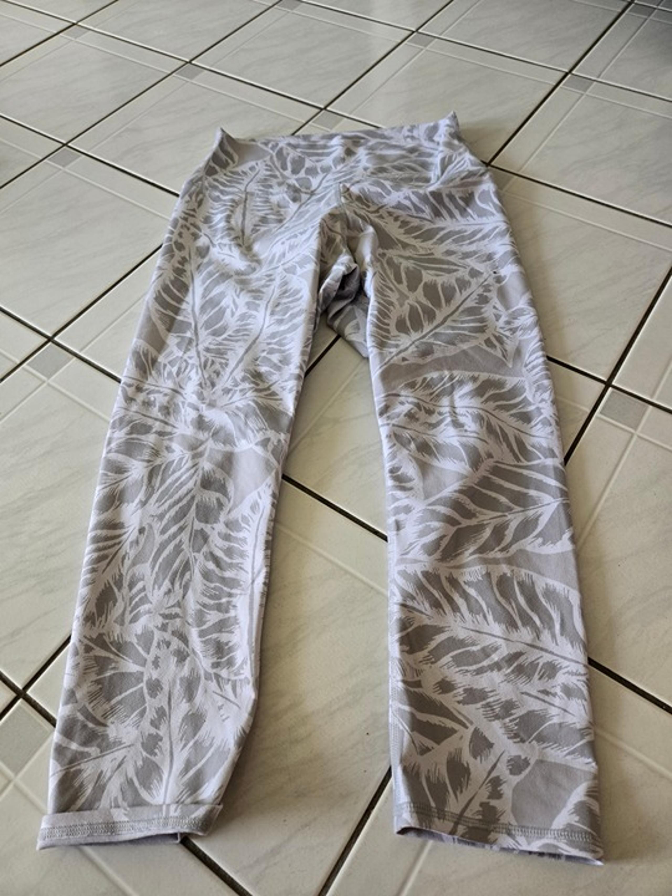 Alo Yoga Palm Springs High Rise Cropped Leggings Gray White Airbrush M