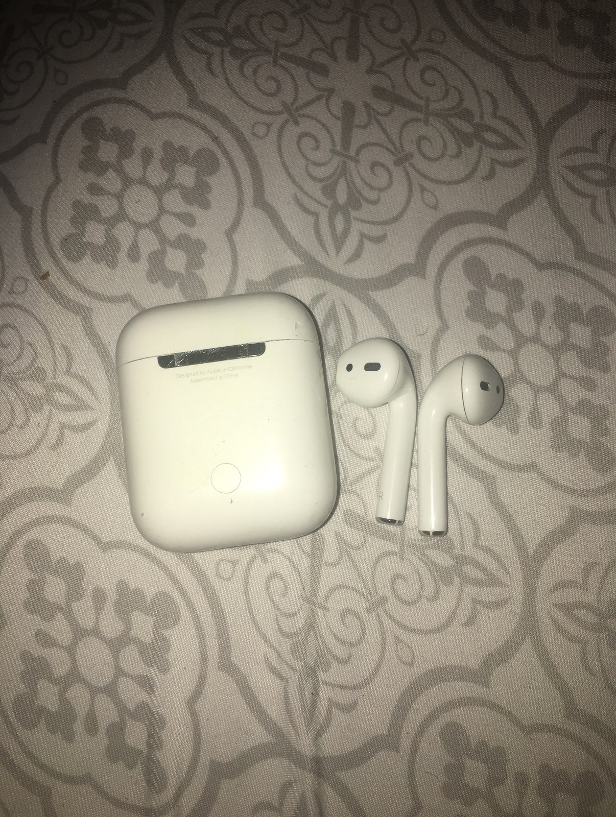 Apple AirPods with Charging Case (1st Ge