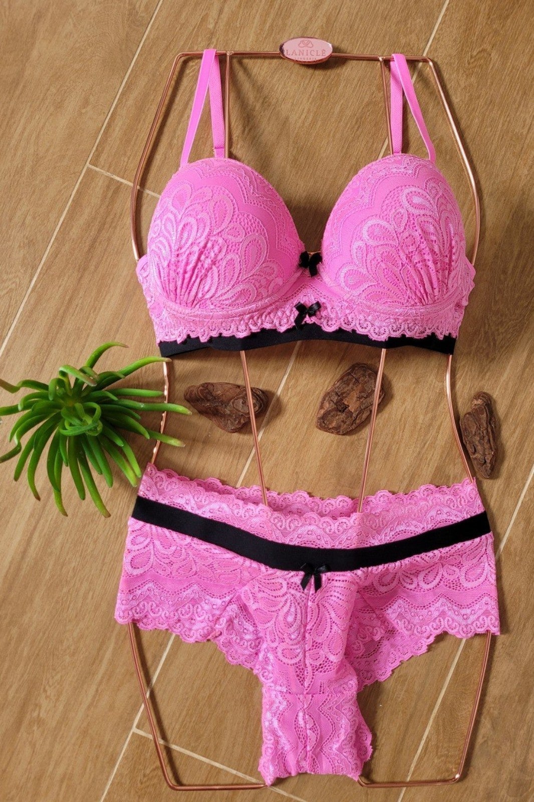 LACE LINGERIE SET. FINE QUALITY FROM BRAZIL.