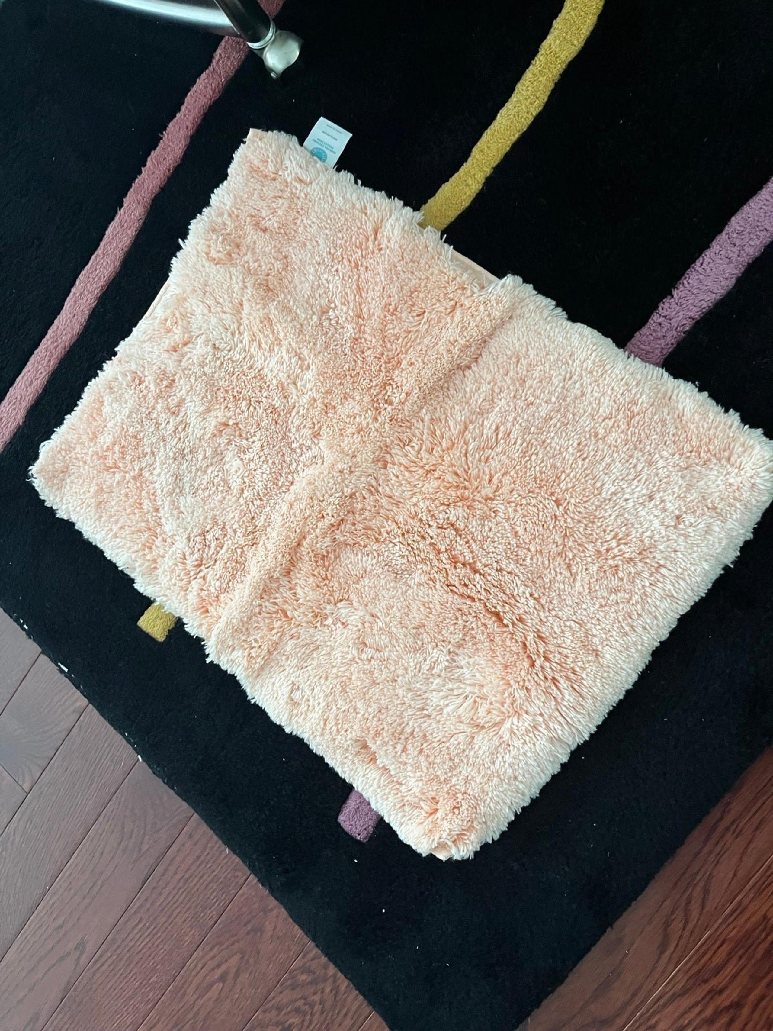 Martha steward thick/plush Nylon bath rug