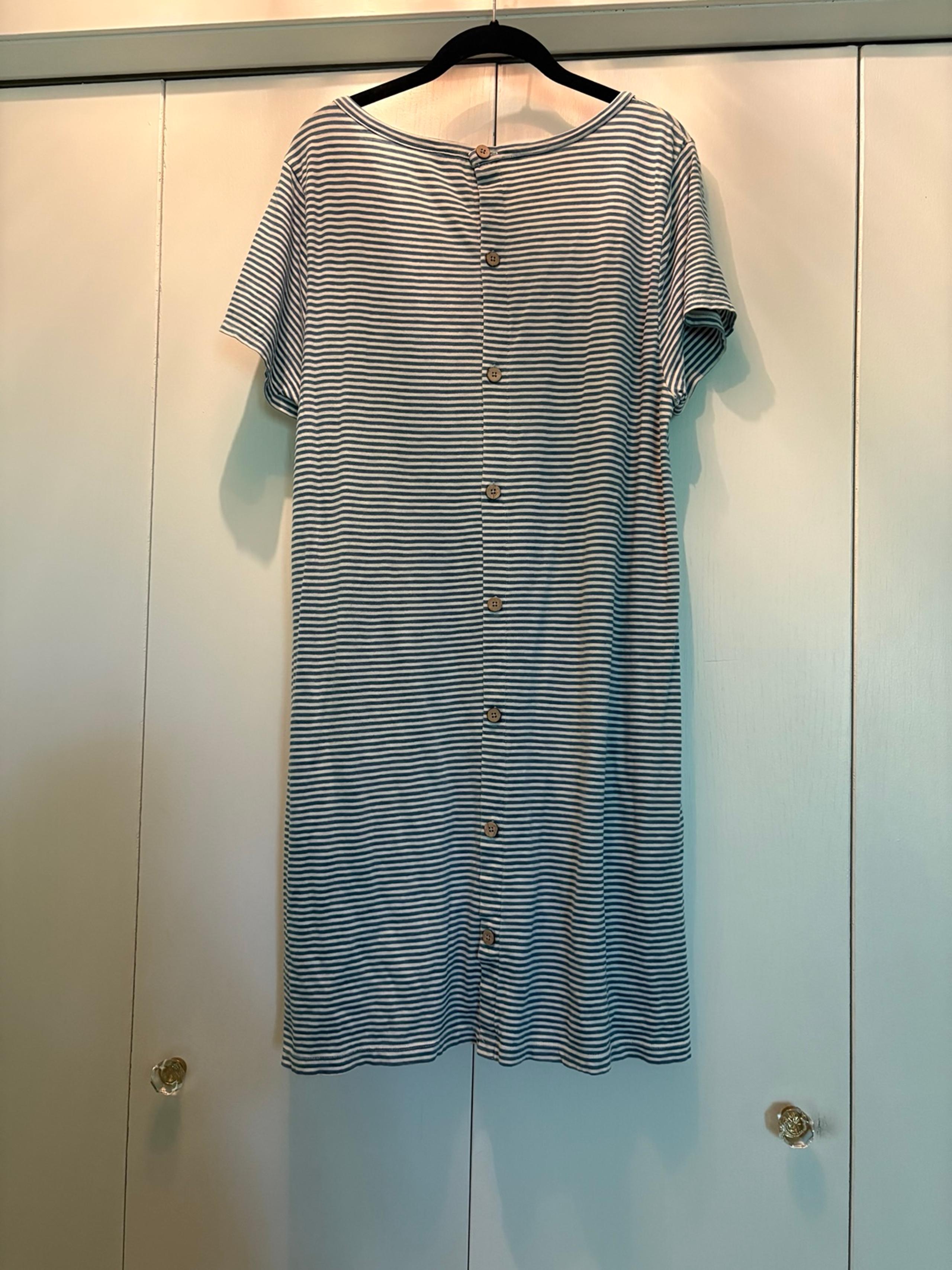 Button back knit dress