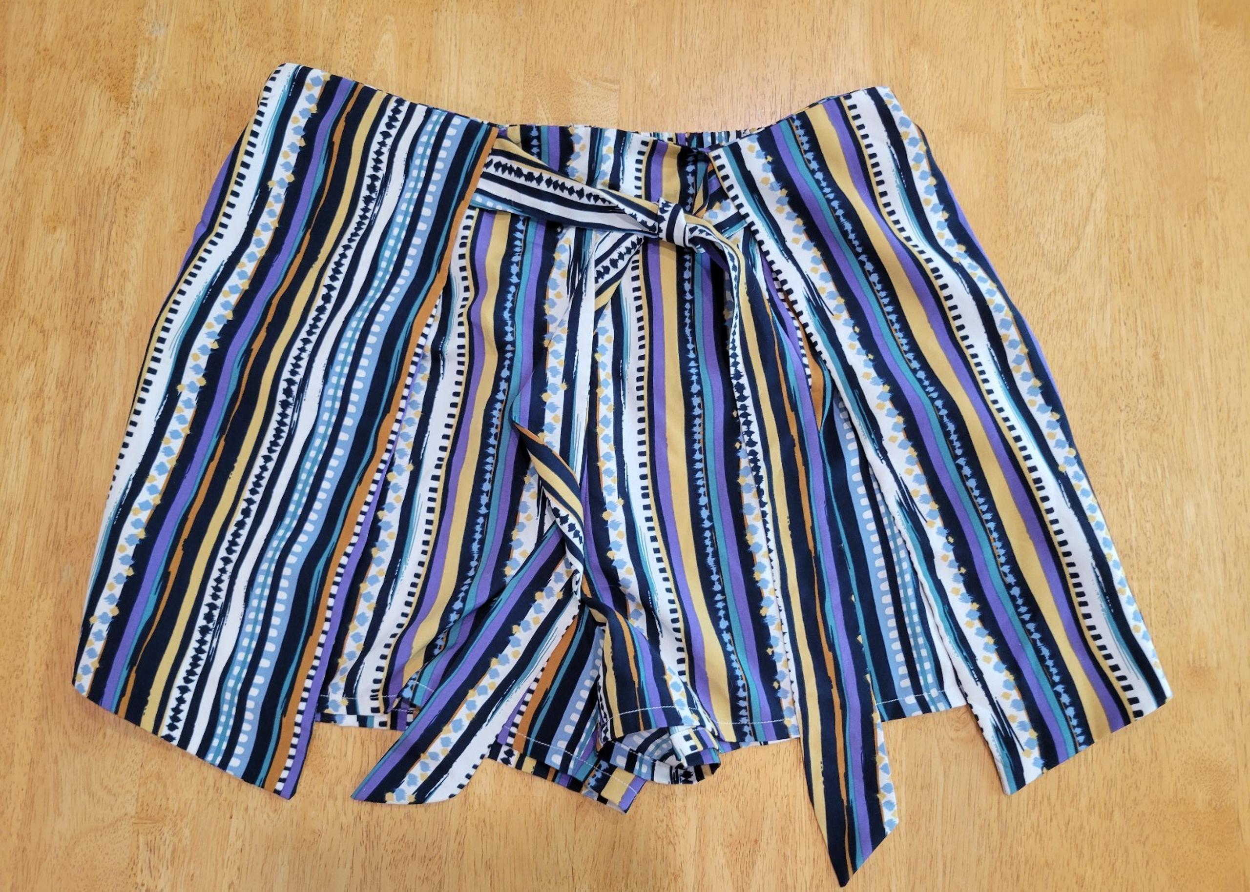 NWOT printed tie front pleated shorts